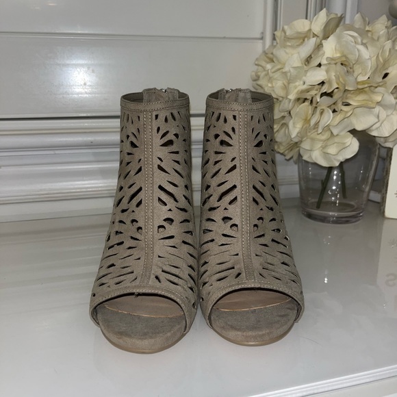 White House Black Market Stilettos - Picture 2 of 7